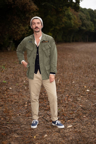 Как носить полевую куртку с низкими кедами