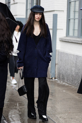 Как носить брюки-клеш с ботильонами