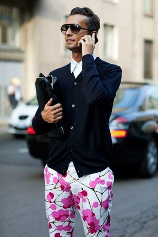 С чем носить брюки чинос с цветочным принтом