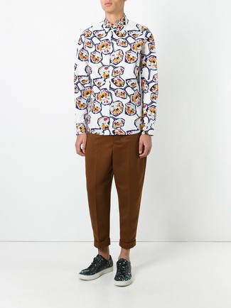 С чем носить кожаные кеды с цветочным принтом мужчине