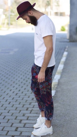 С чем носить брюки с цветочным принтом мужчине
