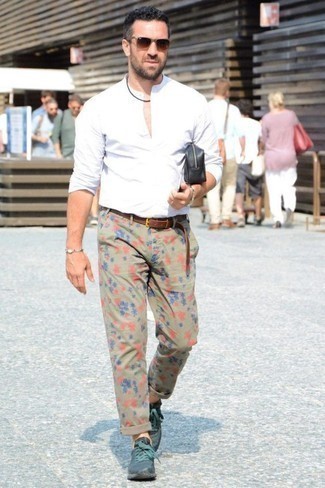 С чем носить брюки с цветочным принтом мужчине