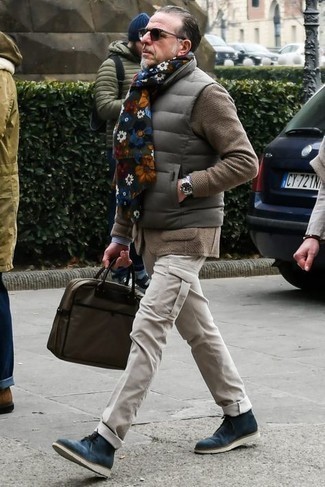 С чем носить шарф с цветочным принтом мужчине