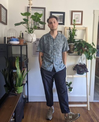 С чем носить рубашку с цветочным принтом мужчине