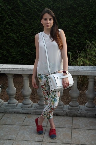 С чем носить узкие брюки с цветочным принтом