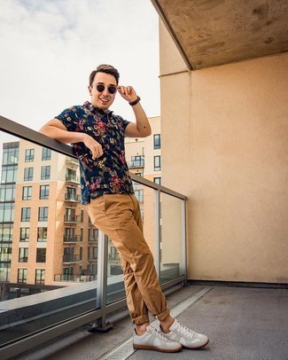 С чем носить футболку с цветочным принтом мужчине