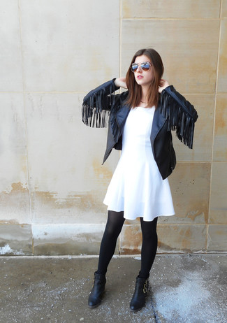 С чем носить кожаную косуху c бахромой женщине