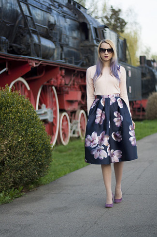 Как носить пышную юбку с свитером с круглым вырезом