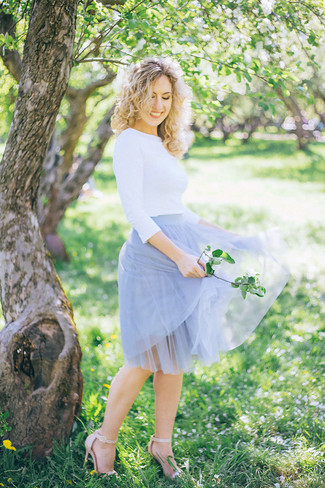 Как носить пышную юбку с свитером с круглым вырезом