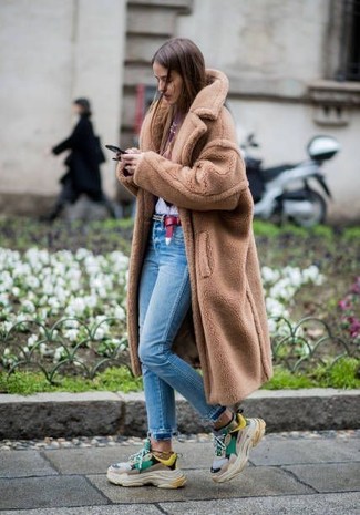 Как носить шубу с кроссовками