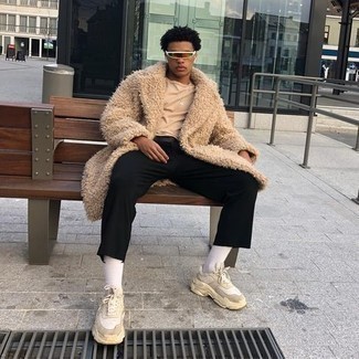 Как носить шубу с кроссовками мужчине