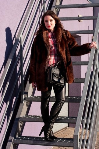 Как носить шубу с узкими брюками