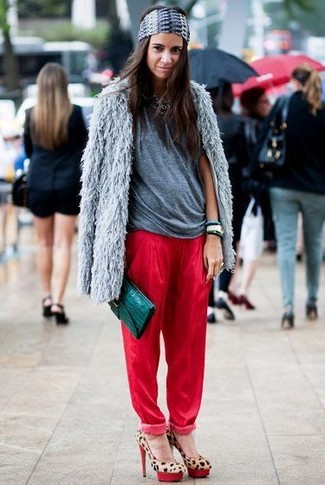 Как носить шубу с спортивными штанами