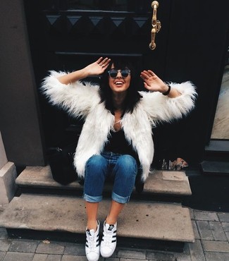 Как носить короткую шубу с джинсами скинни