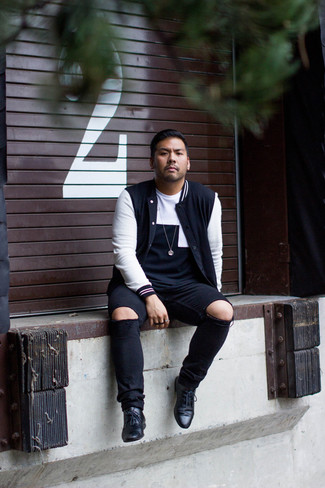 С чем носить футболку с круглым вырезом с геометрическим рисунком мужчине