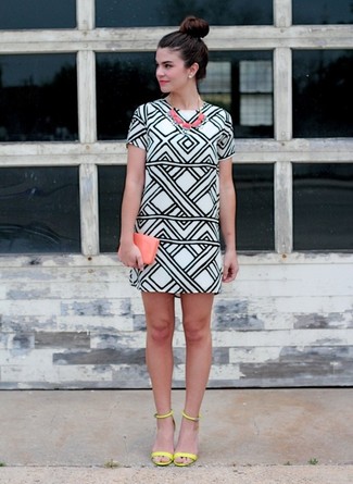 С чем носить платье-футляр с геометрическим рисунком