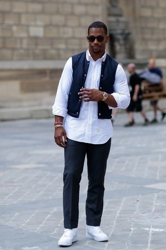 Как носить куртку без рукавов с высокими кедами мужчине