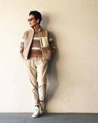 Как носить куртку без рукавов с высокими кедами мужчине