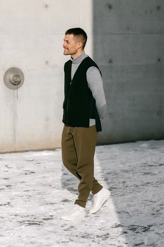 Как носить куртку без рукавов с высокими кедами мужчине