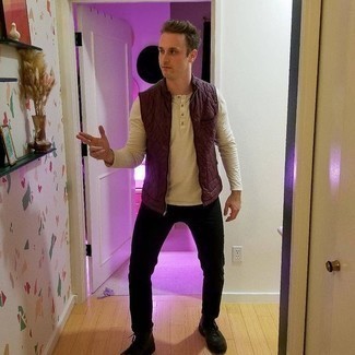 Как носить куртку без рукавов с высокими кедами мужчине