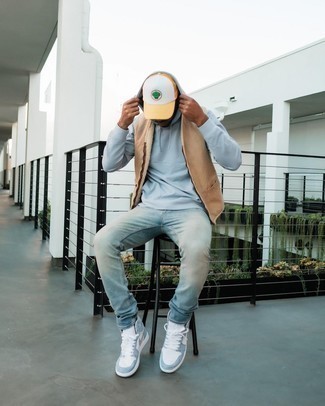 Как носить куртку без рукавов с высокими кедами мужчине