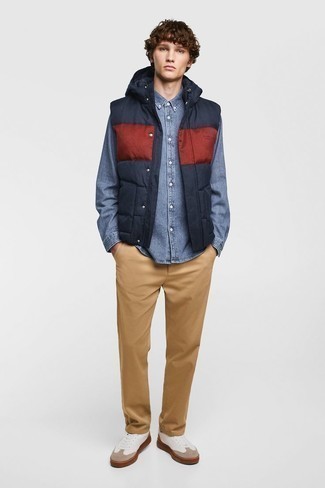 Как носить куртку без рукавов с низкими кедами мужчине