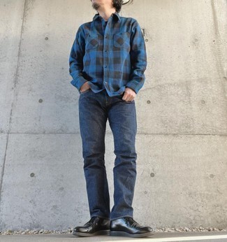 С чем носить фланелевую рубашку с длинным рукавом в мелкую клетку мужчине
