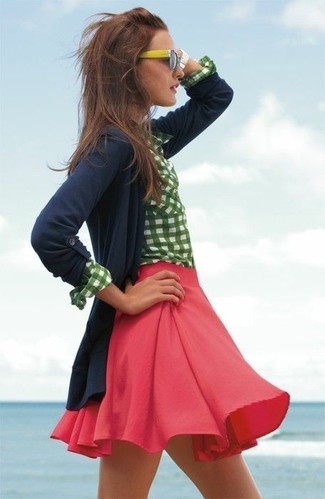 С чем носить рубашку в мелкую клетку женщине