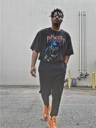 С чем носить золотые кроссовки мужчине