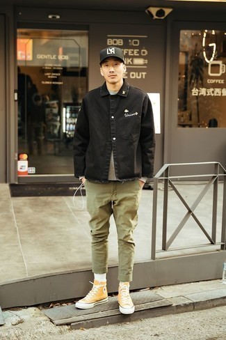 С чем носить золотые высокие кеды из плотной ткани мужчине