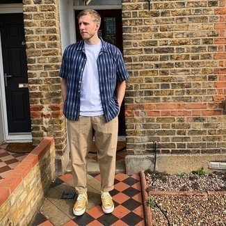 С чем носить золотые низкие кеды из плотной ткани мужчине