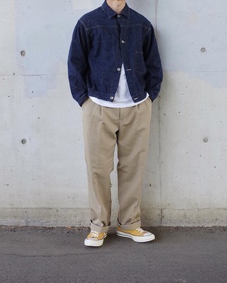 С чем носить золотые низкие кеды из плотной ткани мужчине