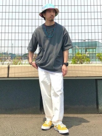 С чем носить золотые низкие кеды из плотной ткани мужчине