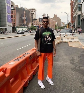 С чем носить золотые брюки чинос