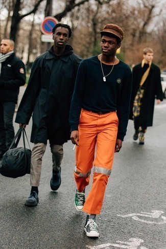 С чем носить золотые брюки чинос