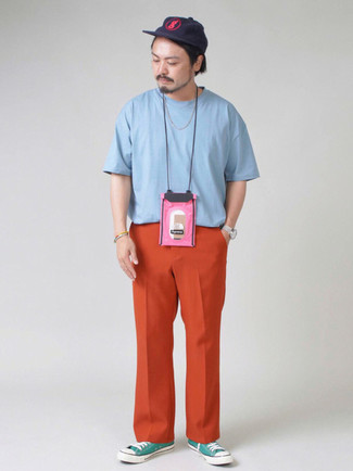 С чем носить золотые брюки чинос