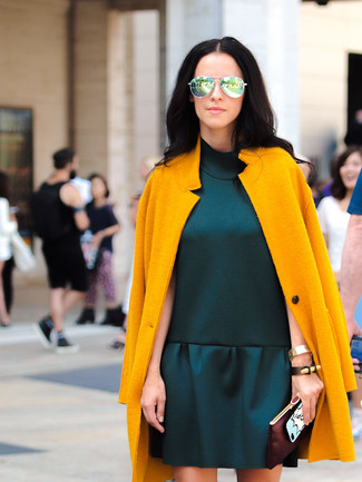 С чем носить золотое пальто женщине