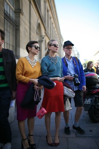 С чем носить золотой свитер с круглым вырезом женщине