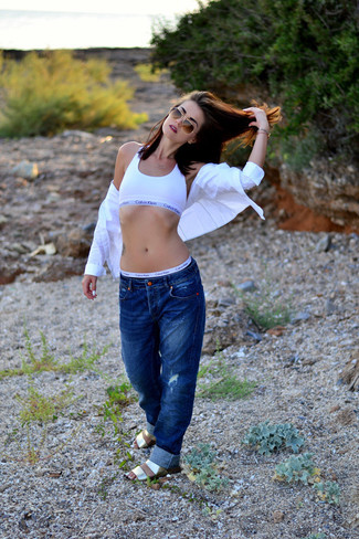 С чем носить золотые сандалии на плоской подошве