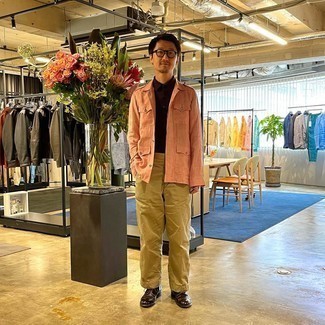 С чем носить золотую куртку мужчине