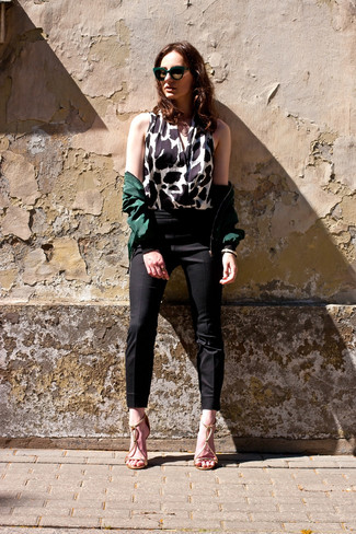 С чем носить золотые кожаные босоножки на каблуке