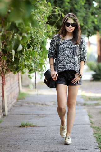 С чем носить золотые кожаные кеды женщине