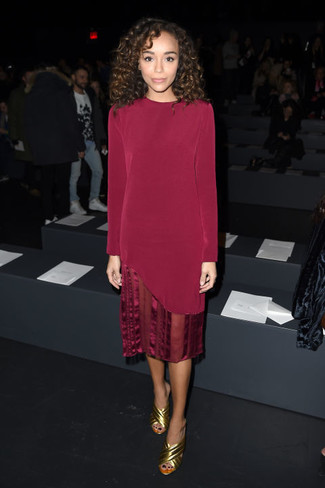 Какие платья прямого кроя носить с золотыми сабо