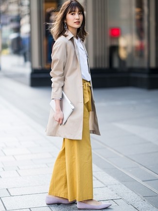 С чем носить золотые брюки женщине