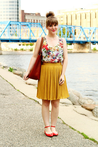 С чем носить золотую юбку со складками