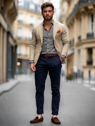 С чем носить золотой нагрудный платок