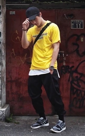 С чем носить золотую футболку с принтом мужчине