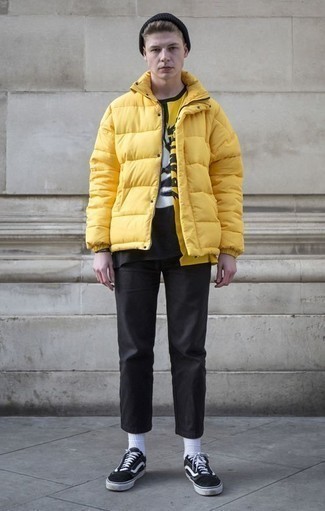 С чем носить золотую футболку с принтом мужчине