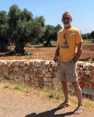 С чем носить золотую футболку с принтом мужчине