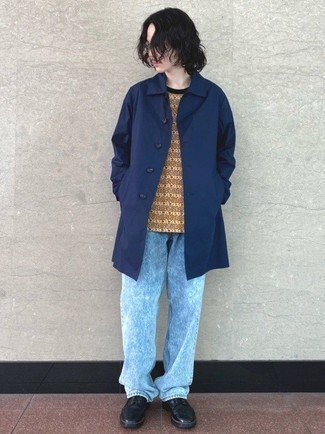 С чем носить золотую футболку с принтом мужчине